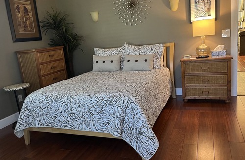 Stuart Bed & Breakfast | Bella's a Tropical Treasure ROOM#2 no fees Queen bed, private bath