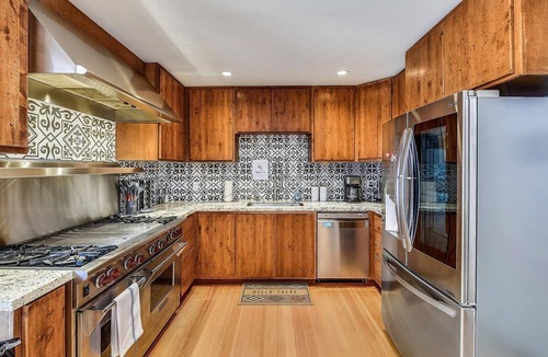 Northwood House | Bella Vita ~ High-End Bungalow with Private Yard