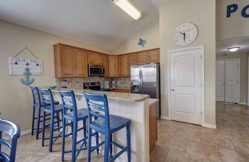 Port Aransas House | Bella Vita is a 2-level beach house in Port Aransas, TX. Pet friendly, golf cart included, private heated pool.