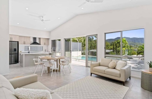 Trinity Beach House | Belle Escapes The Trio In Trinity