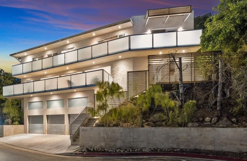 Hollywood Hills West Villa | Belle Horizon - Modern Villa with Expansive Balcony and Views