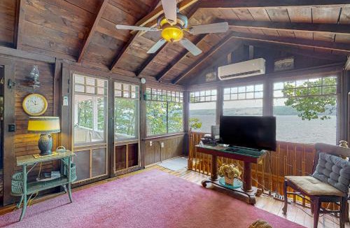 Valois House | Belle's Buttercup