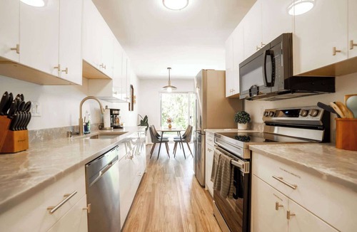 West Bellevue Apartment | Bellevue 2B condo: downtown + Light rail