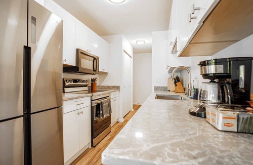 West Bellevue Apartment | Bellevue 2B condo: downtown + Light rail