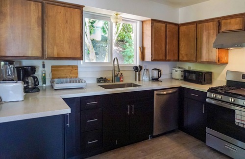 East Lake Hills House | Bellevue Convenient 1 BR Lakeview House Upper Level
