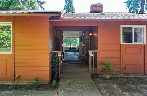 East Lake Hills House | Bellevue Convenient 1 BR Lakeview House Upper Level
