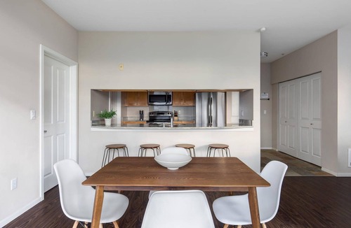 Northwest Bellevue Apartment | Bellevue Designer 1BD Plus Den 1BA Apartment