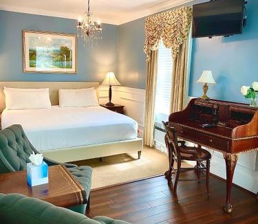 Top of the Hill Bed & Breakfast | Bellevue Manor