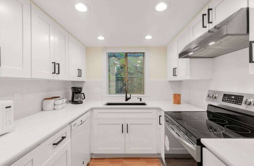 Northwest Bellevue Apartment | Bellevue Modern Luxe Townhouse near DT/520/I405