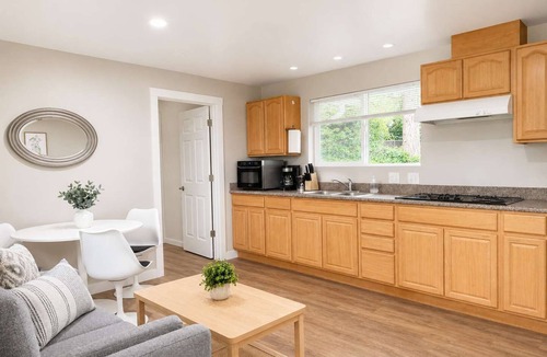 Northeast Bellevue House | Bellevue Pet friendly 1BR Attached Unit