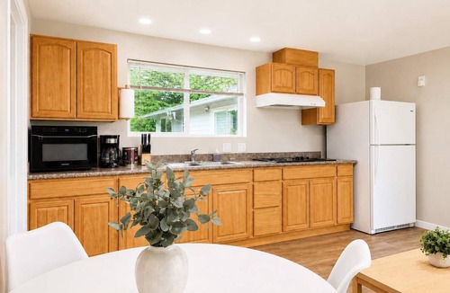 Northeast Bellevue House | Bellevue Pet friendly 1BR Attached Unit