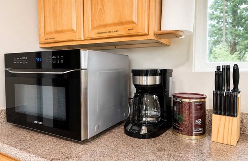 Northeast Bellevue House | Bellevue Pet friendly 1BR Attached Unit