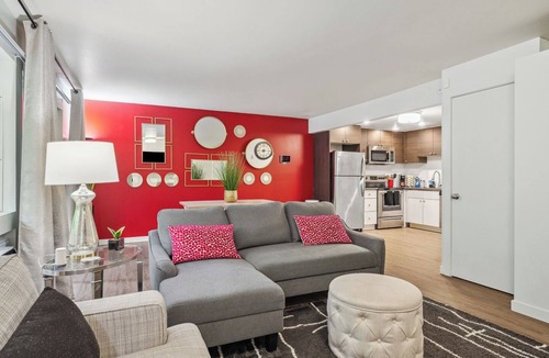 West Bellevue Apartment | Bellevue Way SE Executive Suite - Free Parking + WiFi - Monthly Stays