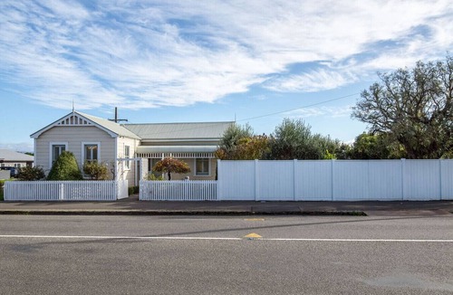 Martinborough House | Bellini | Elegant Heritage Villa, Short Walk to Martinborough Village