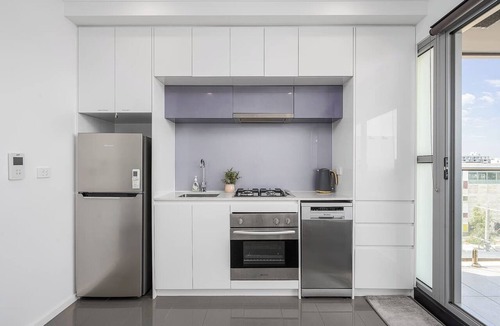 Preston Apartment | Bellview Bright | Balcony | City view | 50m Train