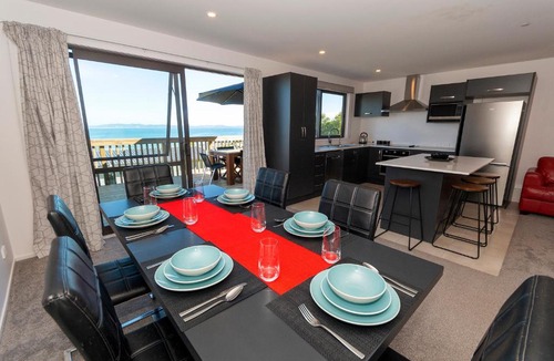 Cable Bay House | Belvedere - Cable Bay Holiday Home