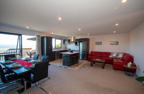 Cable Bay House | Belvedere - Cable Bay Holiday Home