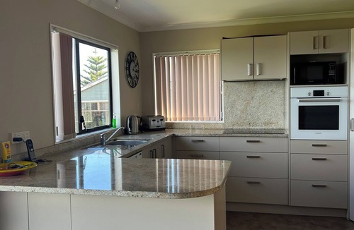 Cape Palliser House | Ben Avon Views - Cape Palliser/Ngawi Stunning ocean veiws, Fireplace & BBQ