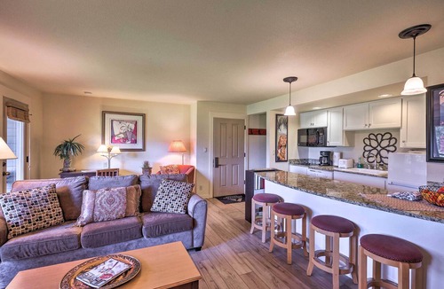 Bend Condo | Bend Condo w/Deck, Resort-Style Amenities & Views