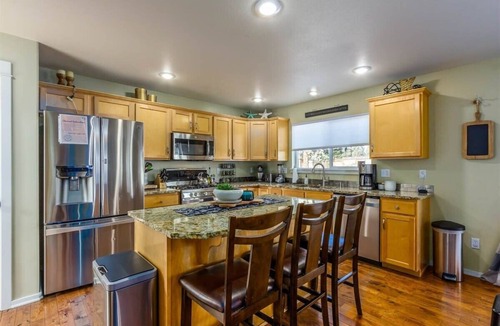 Boyd Acres House | Bend Hideaway w/Huge Yard, Hot Tub & Bikes