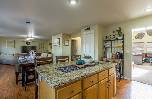 Boyd Acres House | Bend Hideaway w/Huge Yard, Hot Tub & Bikes