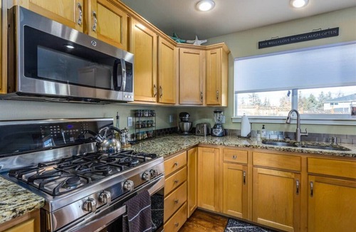 Boyd Acres House | Bend Hideaway w/Huge Yard, Hot Tub & Bikes