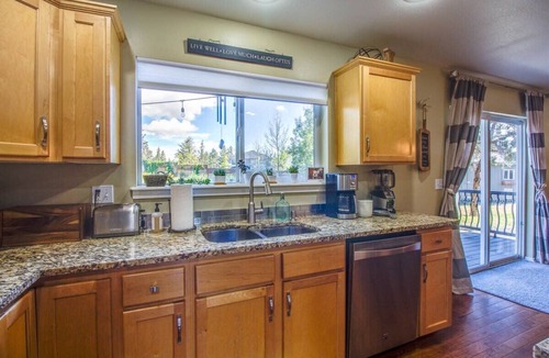 Boyd Acres House | Bend Hideaway w/Huge Yard, Hot Tub & Bikes