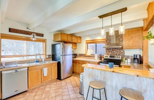 Deschutes River Woods House | Bend Home w/Fire Pit, 4 Mi to High Desert Museum!