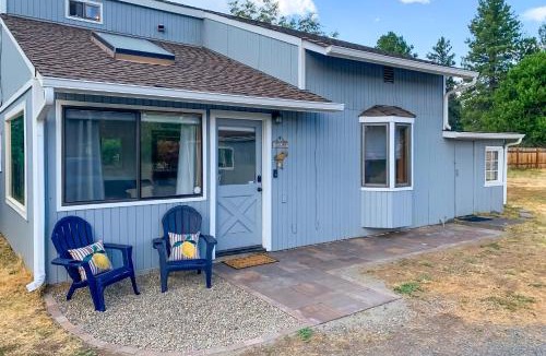Deschutes River Woods House | Bend Home w/Fire Pit, 4 Mi to High Desert Museum!
