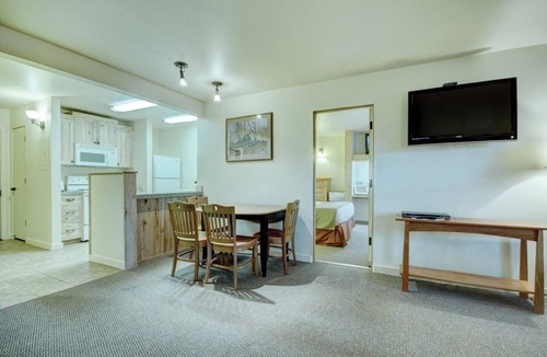Bend Resort | Bend | Ski Trip Base Stay | Pool + Trails