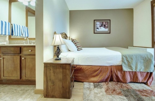 Bend Resort | Bend | Ski Trip Base Stay | Pool + Trails