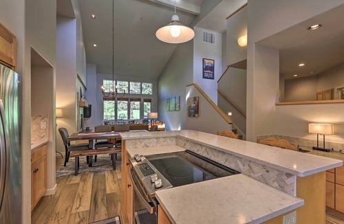 Bend House | Bend Townhome w/Golf Course Views & Private Deck!