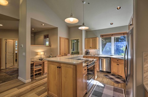 Bend House | Bend Townhome w/Golf Course Views & Private Deck!