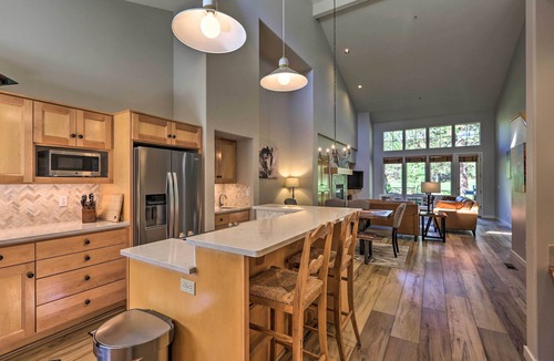 Bend House | Bend Townhome w/Golf Course Views & Private Deck!