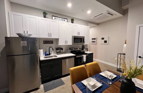 Downtown Cincinnati Apartment | Bengals, King Bed, Free Parking