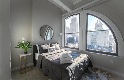 Downtown Cincinnati Apartment | Bengals Paycor Reds 6 min Walk Free Parking
