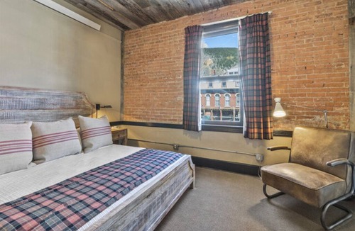 Silverton Hotel | Benson Lodge Room -2