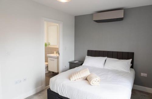 Pease Pottage House | Bensons Hill - Stylish 2-Bed Home with Garden & Parking