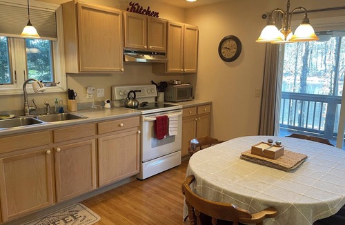 Sherwood Forest House | Berkshires Lakefront Gem. Cozy home w/hiking, swimming & all things cultural!
