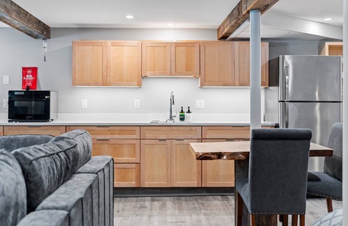 Otis House | Berkshires Winter Ski Retreat – 5BR, 3 Bath, Hot Tub, Firepit, Sleeps 10,