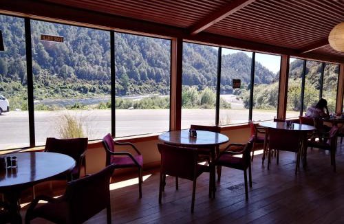 Buller District Hostel | Berlins cafe, bar and backpackers