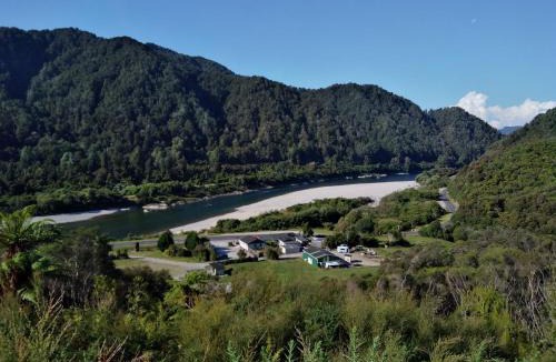 Buller District Hostel | Berlins cafe, bar and backpackers