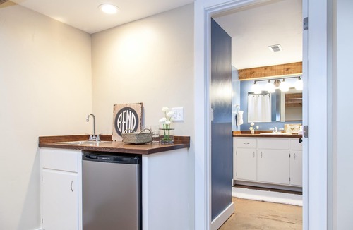 Old Bend House | Bernhard Justice- Salt Hot Tub, 100+ Wifi, Gas Firepl, EV plug, Walkable!
