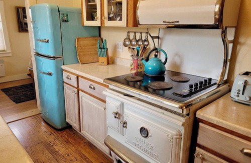 Winthrop House | Bernies-Dog Friendly, Cozy 2-bedroom house with River View in Winthrop, WA