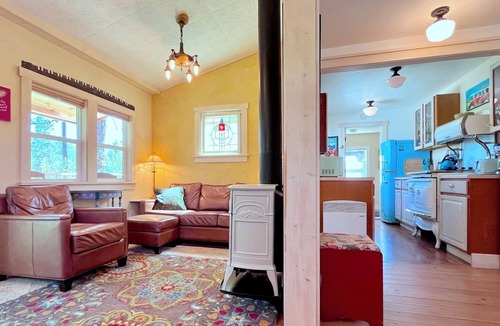 Winthrop House | Bernies-Dog Friendly, Cozy 2-bedroom house with River View in Winthrop, WA