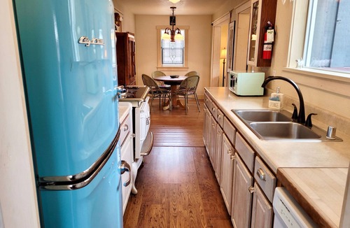 Winthrop House | Bernies-Dog Friendly, Cozy 2-bedroom house with River View in Winthrop, WA