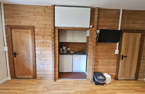 Sassenburg Apartment | Bernsteinsee Home and Ferien Forest Chalet