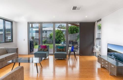 Berry House | Berry Hills Escape - Pet Friendly Home with Views of the Escarpment