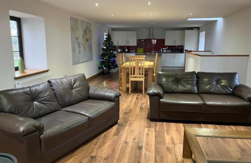Peterhead Apartment | Berryhill West Steading - Peterhead - 3 bedroom 2 bathroom self-catering - Sleeps 5 - Private off-road parking - Yard & Shed - Suit Contractors - Newly Refurbished - Underfloor Heating - Drying Room - Golf Driving Range - Cafe - Extensive Footpaths
