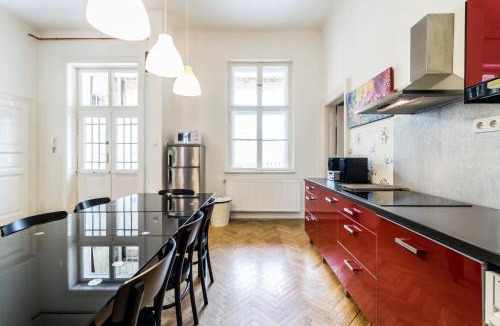 Nepszinhaz negyed Apartment | BERTA - 4 Bedrooms, 3 Baths